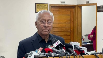 কথা বলছেন আখতার আহমেদ