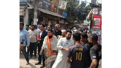ঢাকা-১১ নির্বাচনি এলাকার আফতাবনগরে গণসংযোগ করছেন ১১-দলীয় জোটের প্রার্থী নাহিদ ইসলাম