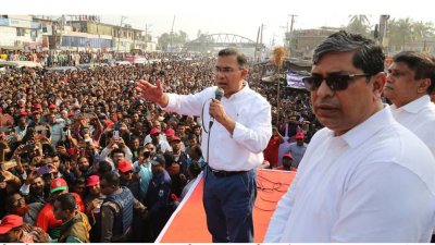 বগুড়ার মোকামতলা বাসস্ট্যান্ডে নির্বাচনি পথসভায় বক্তব্য দেন বিএনপি চেয়ারম্যান তারেক রহমান