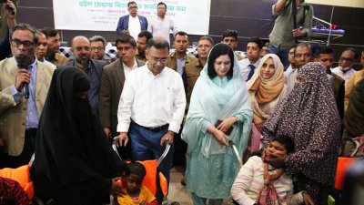 প্রতিবন্ধী শিশু-কিশোরদের মাঝে হুইলচেয়ার বিতরণ করেন তারেক রহমান ও ডা. জোবাইদা রহমান