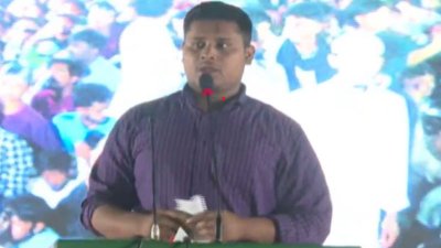কুমিল্লায় নির্বাচনি জনসভায় বক্তব্য দেন এনসিপির দক্ষিণাঞ্চলের মুখ্য সংগঠক এবং কুমিল্লা-৪ আসনে জামায়াত জোটের প্রার্থী হাসনাত আবদুল্লাহ