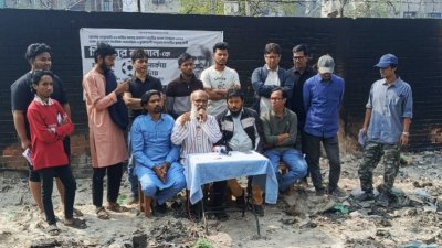 ময়লার ভাগাড়ের পাশে মিজানুর রহমানের সংবাদ সম্মেলন