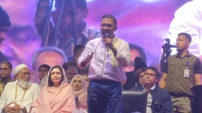 শনিবার সন্ধ্যায় টাঙ্গাইলে নির্বাচনি জনসভায় বক্তব্য দেন বিএনপির চেয়ারম্যান তারেক রহমান