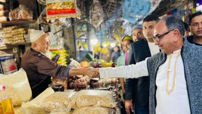 নির্বাচনি প্রচারণায় মির্জা আব্বাস। ছবি: বাংলা ট্রিবিউন