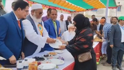 একটি শিক্ষাপ্রতিষ্ঠানের পুরস্কার বিতরণী অনুষ্ঠানে নারায়ণগঞ্জ-৫ আসনে বিএনপি জোটের প্রার্থী মুফতি মনির হোসাইন কাসেমী টাকা বিতরণ করছেন