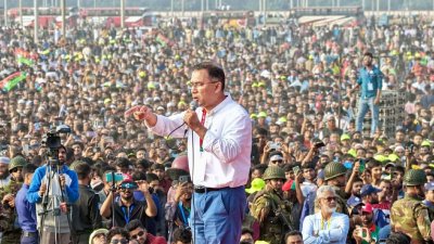 সিরাজগঞ্জ সদর উপজেলার বিসিক শিল্পপার্ক এলাকায় নির্বাচনি জনসভায় বক্তব্য দেন বিএনপির চেয়ারম্যান তারেক রহমান