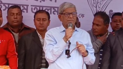 শনিবার ঠাকুরগাঁওয়ে নির্বাচনি গণসংযোগে বক্তব্য দেন বিএনপির মহাসচিব মির্জা ফখরুল ইসলাম আলমগীর