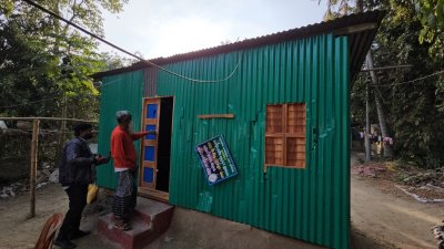 রাজবাড়ীর সদর উপজেলার পাঁচুরিয়া ইউনিয়নের খোলাবাড়িয়া গ্রামে বিএনপির চেয়ারম্যান তারেক রহমানের উপহার পাওয়া দৃষ্টিপ্রতিবন্ধী আব্দুল গফুর মল্লিকের বাড়িতে হামলা ও লুটপাটের অভিযোগ