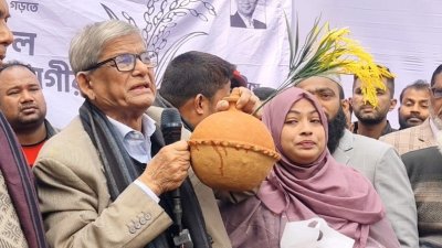 মাটির ব্যাংক ও ডিম উপহাড় পেয়ে আবেগাপ্লুত মির্জা ফখরুল ইসলাম আলমগীর