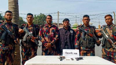 অস্ত্র ও গুলিসহ আটক আজিজুল ইসলাম