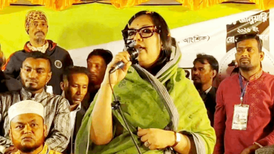 নির্বাচনি সভায় বক্তব্য দিচ্ছেন রুমিন ফারহানা
