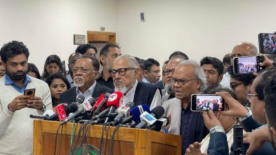 আগারগাঁওয়ের নির্বাচন ভবনে সিইসি এ এম এম নাসির উদ্দিনের সঙ্গে বৈঠক শেষে সাংবাদিকদের ব্রিফ করছেন বিএনপির স্থায়ী কমিটির সদস্য ও নির্বাচন পরিচালনা কমিটির প্রধান নজরুল ইসলাম খান