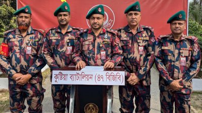 প্রেস ব্রিফিংয়ে বক্তব্য দেন বিজিবি কুষ্টিয়া ব্যাটালিয়নের অধিনায়ক লেফটেন্যান্ট কর্নেল রাশেদ কামাল রনি