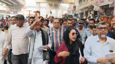 গণসংযোগকালে বাংলাদেশের বিপ্লবী ওয়ার্কার্স পার্টির সাধারণ সম্পাদক ও ঢাকা-১২ আসনে বিএনপি জোট সমর্থিত ‘কোদাল’ প্রতীকের প্রার্থী সাইফুল হক