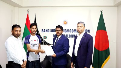 মালদ্বীপে কর্মরত অবস্থায় দুর্ঘটনায় গুরুতর আহত বাংলাদেশি কর্মী ফজর আলীকে দেশে ফেরার জন্য বিমান টিকিট হস্তান্তর