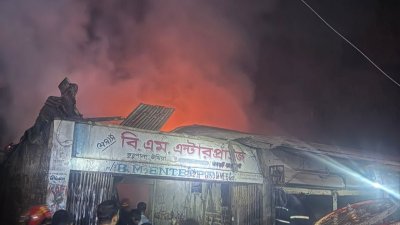 কক্সবাজারের উখিয়া উপজেলার কুতুপালং বাণিজ্যিক স্টেশন বাজারে আগুনে অন্তত পাঁচটি দোকান পুড়ে ক্ষয়ক্ষতি হয়েছে