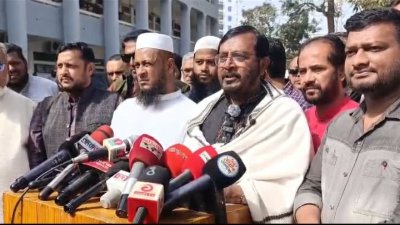 ফেনীতে রিটার্নিং কর্মকর্তার কাছে স্মারকলিপি দিয়ে সংবাদ সম্মেলনে কথা বলেন মজিবুর রহমান মঞ্জু