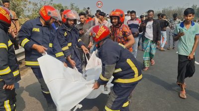 ফায়ার সার্ভিসের সদস্যরা মরদেহ উদ্ধার করেন
