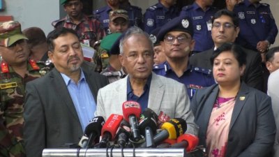 কথা বলছেন স্বরাষ্ট্র উপদেষ্টা মো. জাহাঙ্গীর আলম চৌধুরী  (ফাইল ছবি)