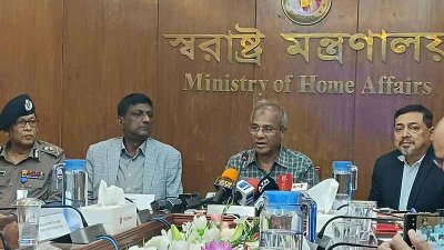 কথা বলছেন স্বরাষ্ট্র উপদেষ্টা মো. জাহাঙ্গীর আলম চৌধুরী