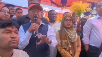 পথসভায় বক্তব্য দিচ্ছেন বিএনপির ভাইস চেয়ারম্যান আবদুল আউয়াল মিন্টু