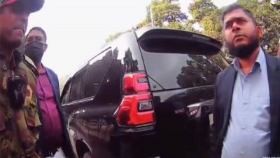 ক্যান্টনমেন্টের গেটের সামনে  ডা. এস এম খালিদুজ্জামান, ছবি: ভিডিও থেকে নেওয়া