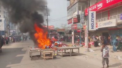 এ ঘটনায় নিহতের স্বজন ও এলাকাবাসী ঢাকা-দোহার সড়ক অবরোধ করে বিক্ষোভ করেছেন
