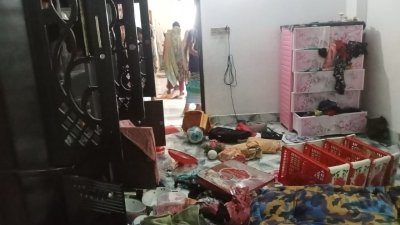 নারায়ণগঞ্জের আড়াইহাজারে এক জামায়াত কর্মীর বাড়িতে হামলা চালিয়ে আসবাবপত্র ভাঙচুর ও হাতবোমার বিস্ফোরণ ঘটানো হয়েছে