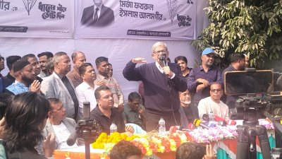 ঠাকুরগাঁও পৌর শহরে বিএনপির আয়োজিত নির্বাচনি সভায় বক্তব্য দেন মির্জা ফখরুল ইসলাম আলমগীর