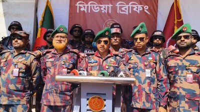 সংবাদ সম্মেলনে ৫২ বিজিবি অধিনায়ক লেফটেন্যান্ট কর্নেল আতাউর রহমান