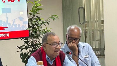 বক্তব্য রাখছেন মুজাহিদুল ইসলাম সেলিম