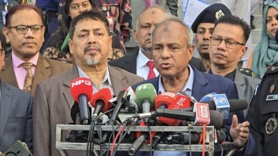 বুধবার বিকালে রাজশাহীতে সাংবাদিকদের সঙ্গে কথা বলেন স্বরাষ্ট্র উপদেষ্টা মেজর জেনারেল (অব.) মো. জাহাঙ্গীর আলম চৌধুরী