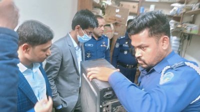 লক্ষ্মীপুরে কম্পিউটারের দোকান থেকে ভোটে ব্যবহারের অবৈধ ছয়টি সিলসহ এক ব্যবসায়ীকে আটক করেছে পুলিশ