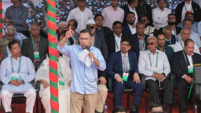 নির্বাচনি জনসমাবেশে বক্তব্য দিচ্ছেন বিএনপির চেয়ারম্যান তারেক রহমান