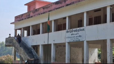 দক্ষিণ ছিলাদী সরকারি প্রাথমিক বিদ্যালয়ের ভোটকেন্দ্রে এ ঘটনা ঘটে