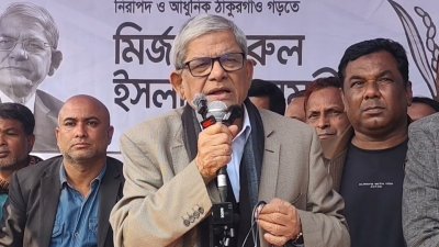 বৃহস্পতিবার দুপুরে নিজ নির্বাচনি এলাকা ঠাকুরগাঁওয়ে পথসভায় বক্তব্য দেন বিএনপির মহাসচিব মির্জা ফখরুল ইসলাম আলমগীর
