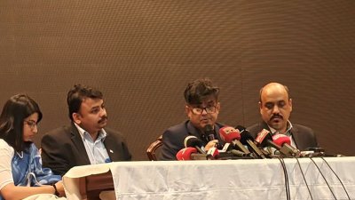 রাজধানীর ফরেন সার্ভিস একাডেমি মিলনায়তনে ব্রিফিংয়ে প্রধান উপদেষ্টার প্রেস সচিব শফিকুল আলম