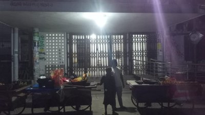 প্রক্টর অফিসের সামনে ভ্রাম্যমাণ দোকান