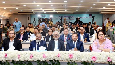 মতিঝিলের এফবিসিসিআই কার্যালয়ে ব্যবসায়ী ও অর্থনৈতিক বিশ্লেষকরা। ছবি: বাংলা ট্রিবিউন
