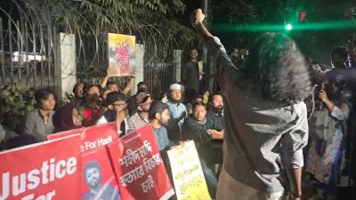 প্রধান উপদেষ্টার বাসভবন যমুনার সামনে ইনকিলাব মঞ্চের সদস্যরা। ছবি: বাংলা ট্রিবিউন