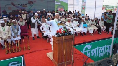 নীলফামারীর ডালিয়ার তিস্তার হেলিপ্যাডে নির্বাচনি সমাবেশে বক্তব্য দেন জামায়াত আমির