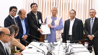 গভর্নেন্স ইনোভেশন ইউনিট (জিআইইউ) কর্তৃক প্রস্তুতকৃত ‘প্রশিক্ষণ প্রতিষ্ঠানের কার্যক্রম ও প্রাতিষ্ঠানিক মূল্যায়ন’ সংক্রান্ত প্রতিবেদন গ্রহণ করছেন প্রধান উপদেষ্টা প্রফেসর মুহাম্মদ ইউনূস