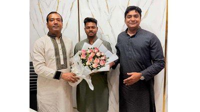 গণ বিশ্ববিদ্যালয়ের (গবি) কেন্দ্রীয় ছাত্র সংসদের (গকসু) সহ-সভাপতি (ভিপি) ইয়াসিন আল মৃদুল দেওয়ানকে ফুলের তোড়া দিয়ে স্বাগত জানাচ্ছেন ছাত্রদলের কেন্দ্রীয় সভাপতি ও সাধারণ সম্পাদক