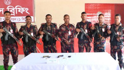 উদ্ধার করা অস্ত্র ও গুলি