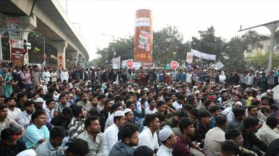 শাহবাগ মোড় অবরোধ করেছেন আন্দোলনকারীরা (ছবি: নাসিরুল ইসলাম)