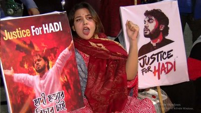 রাজশাহীতে প্রতিবাদ বিক্ষোভে হাদির ছবি সংযুক্ত প্ল্যাকার্ড হাতে তরুণী