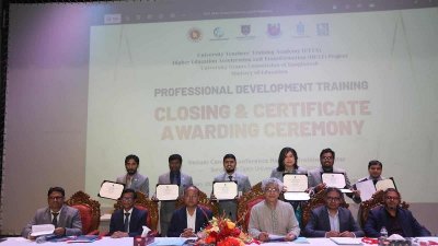 প্রশিক্ষণার্থীদের মধ্যে সনদ বিতরণ করেন অধ্যাপক ড. মোহাম্মদ তানজীমউদ্দিন খান