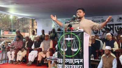 শনিবার বিকালে খুলনায় ১১ দলীয় নির্বাচনি ঐক্যের জনসভায় বক্তব্য দেন জাতীয় নাগরিক পার্টির (এনসিপি) দক্ষিণাঞ্চলের মুখ্য সংগঠক হাসনাত আবদুল্লাহ