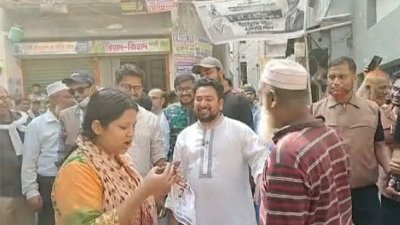 রাজধানীর হাতিরঝিলের মহানগর প্রজেক্ট এলাকায় ভোটের প্রচারণায় নাহিদ ইসলাম। ছবি: সংগৃহীত
