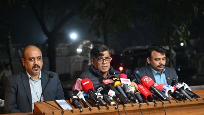 ব্রিফ করছেন প্রধান উপদেষ্টার প্রেস সচিব শফিকুল আলম